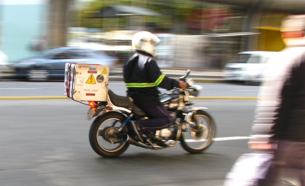 repartidor moto