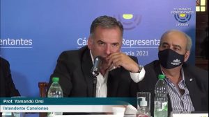 Yamandú Orsi en conferencia