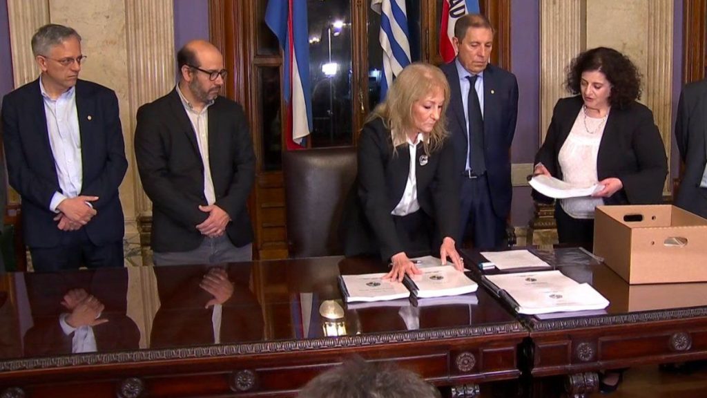 presupuesto-entrega-parlamento-oddone-cosse
