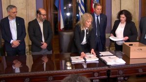presupuesto-entrega-parlamento-oddone-cosse
