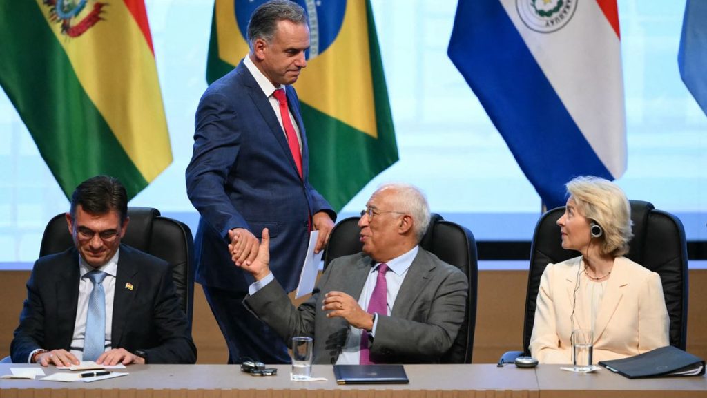 afp-yamandu-orsi-en-paraguay-firma-acuerdo-mercosur-union-europea
