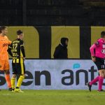 Peñarol: Aguerre vio dos amarillas en diez segundos y Escobar se cruzó con hinchas