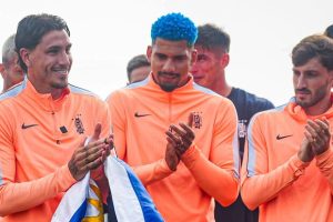 Orsi entrega Pabellón Nacional a la selección de futbol.